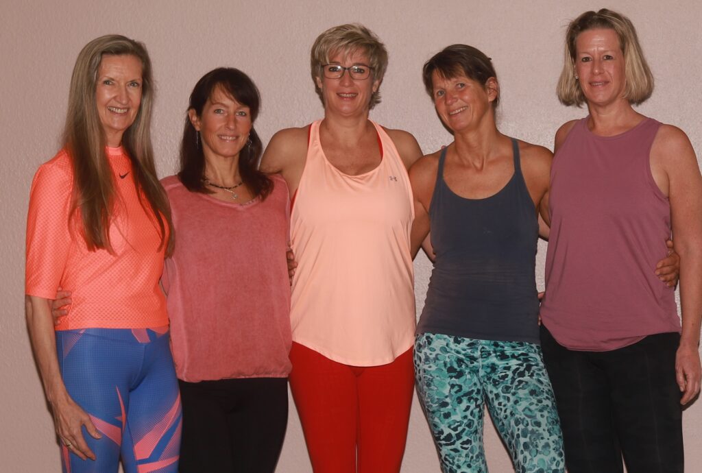 1fach Yoga | 1fach Gesund - Team - Inhaberin Silke Wagner mit ihrem Yogalehrerinnen Team