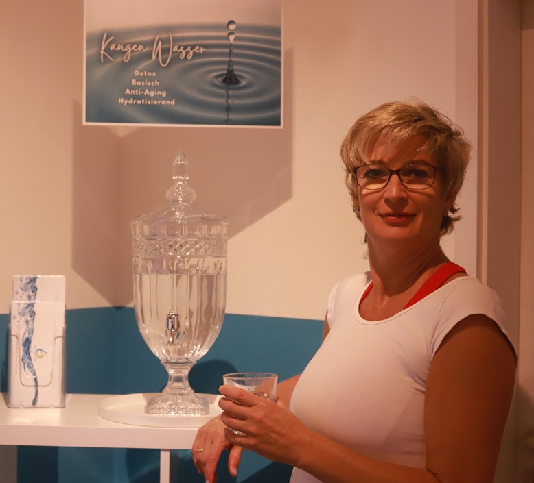 1fach Yoga | 1fach Gesund - Wasserstoffwasser, Silke Wagner im Studio an der Wasserzapfstelle