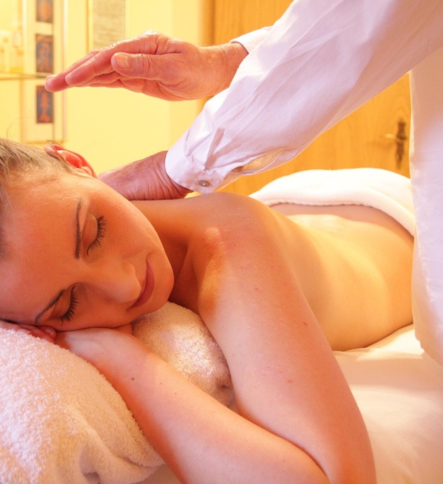 1fach Yoga | 1fach Gesund - Fortbildungen für Gesundheitsfachkräfte - Patientin auf Behandlungsliege