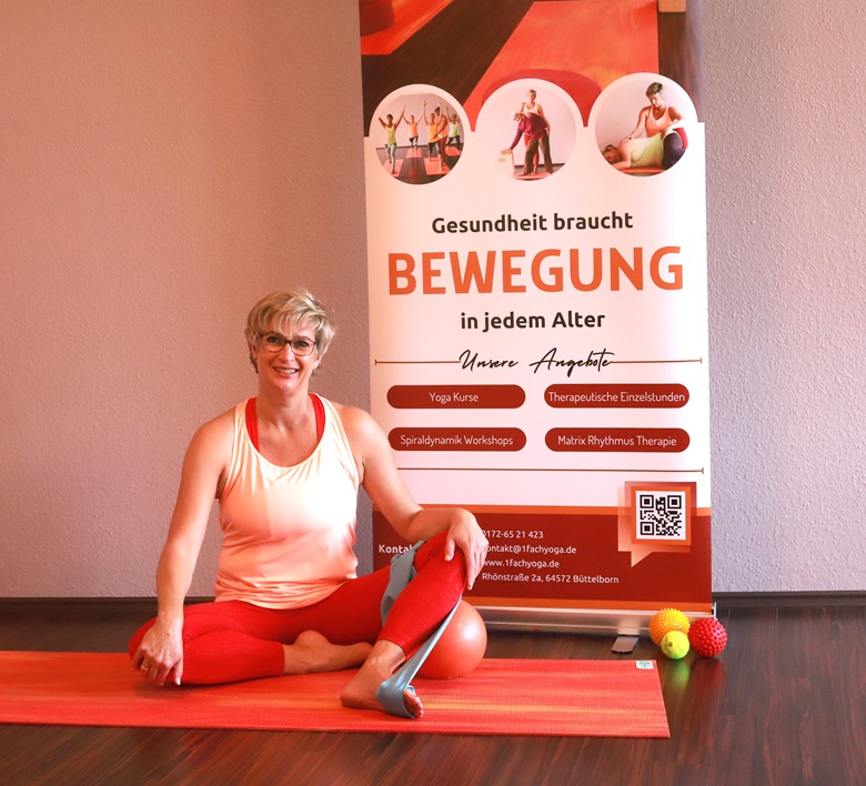 1fach Yoga | 1fach Gesund - Spiraldynamik Workshop Gesunde Füße - Silke Wagner mit Theraband auf Matte