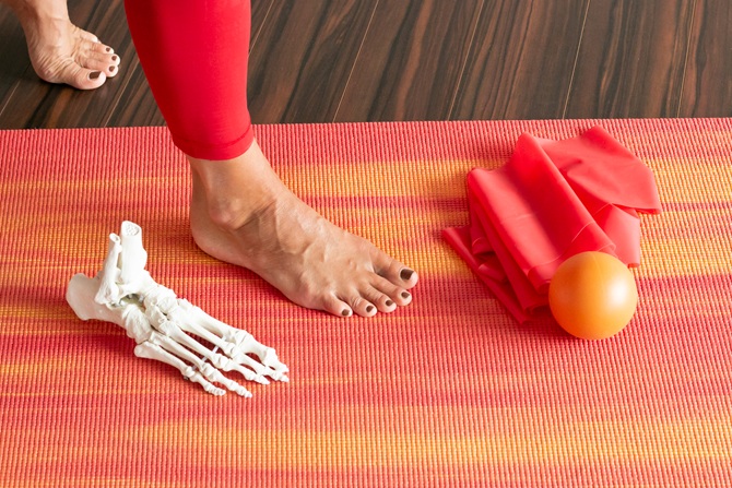 1fach Yoga | 1fach Gesund - Spiraldynamik Workshop Gesunde Füße - Silke Wagner am Fuß einer Patientin