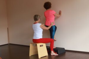 1fach Yoga | 1fach Gesund - Studio in 64572 Büttelborn - Silke Wagner mit Kundin bei Übung an der Wand