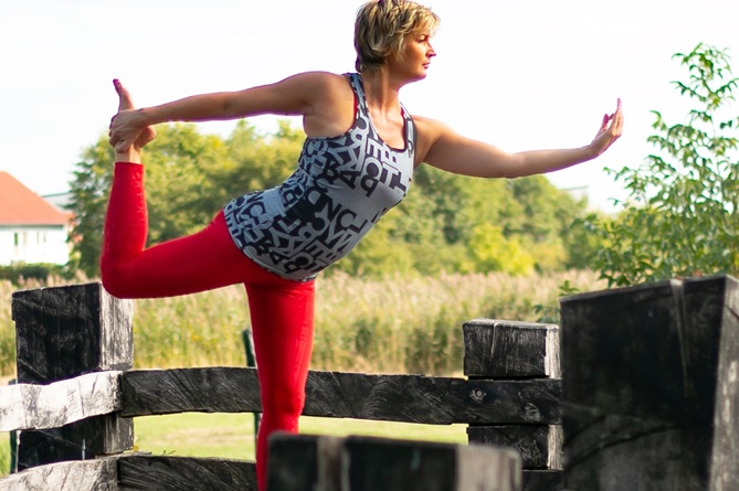 1fach Yoga | 1fach Gesund - Team - Inhaberin Silke Wagner beim Outdoor Yoga