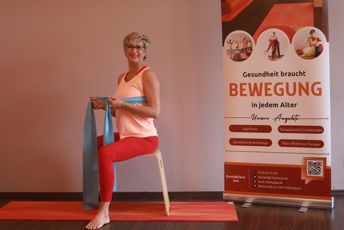 1fach Yoga | 1fach Gesund - Spiraldynamik Workshops - Silke Wagner auf Stuhl mit Theraband