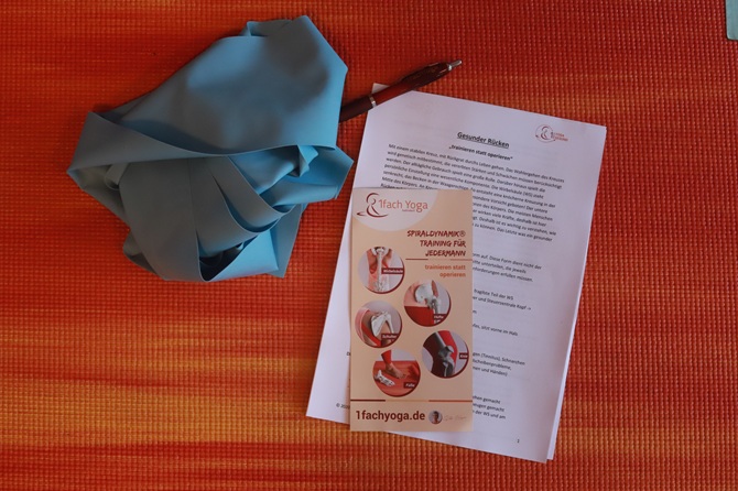 1fach Yoga | 1fach Gesund - Spiraldynamik Flyer, Handout und Theraband auf Yogamatte