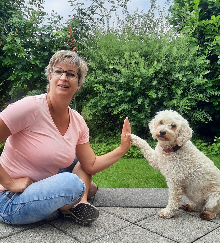 1fach Yoga | 1fach Gesund - Team - Inhaberin Silke Wagner mit ihrem Hund